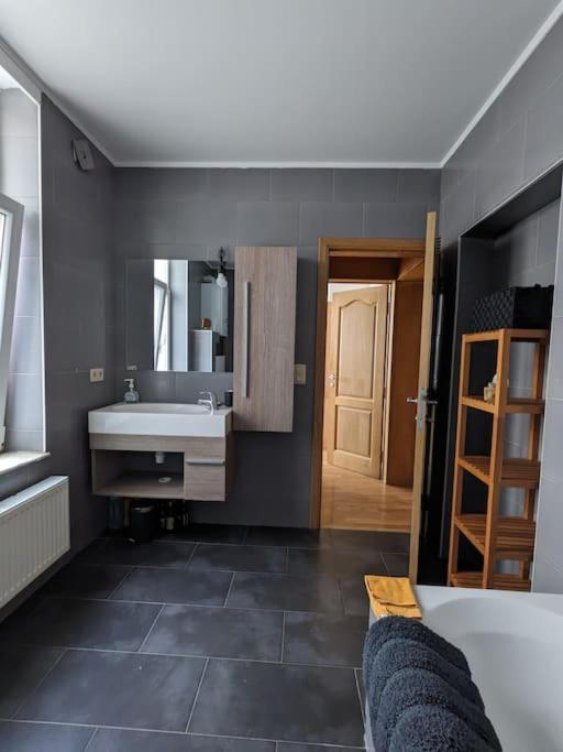 Appartement Bright, Spacious And Modern In *